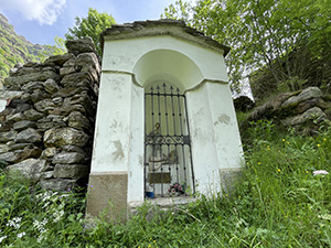 La cappelletta con statua della Madonna
