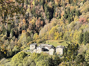 Veduta su Caprile Inferiore oltre il fondovalle