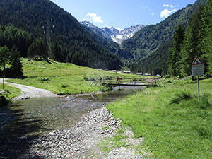 Attraversamento del torrente in Localit Pra della Valle