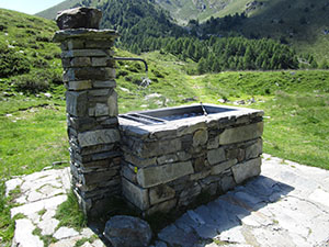 La fontana nel tratto tra il bivacco e il lago