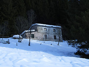 Una baita al limitar del bosco poco prima del Rifugio Alpe Corte