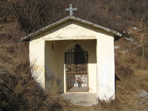 La cappella che si incontra salendo da Sala Comacina