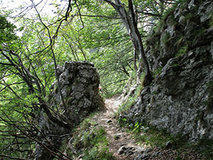 Passaggio tra rocce