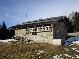 Veduta laterale del bivacco