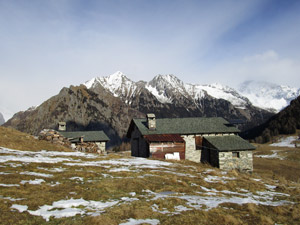 Alcune baite dellˈAlpe Granda prima di scendere verso il bivacco