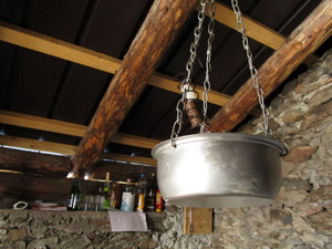 Illuminazione con candela in pentola