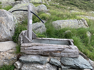 La fontana accanto al Rifugio Alpe Laghetto
