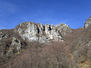 Parete di roccia alla destra del bivacco