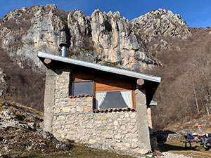 Veduta laterale del bivacco