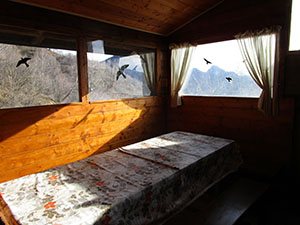 Interno del bivacco: tavolo e finestre