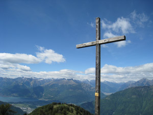 La croce accanto al bivacco