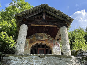 Oratorio di San Nicola con due colonne che sorreggono il portico