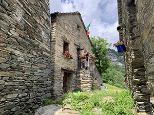 Il rifugio, visto di sguincio