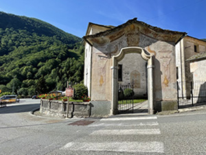 Attravesamento sulle strisce accanto alla chiesa