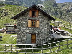 Il Rifugio Alpe Selle visto di lato