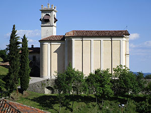 La chiesa di S. Antonio Abate vista dal parcheggio di Sasso