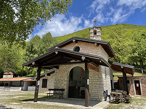 Arriviamo al rifugio. La chiesetta che fa parte della Baita Alpini