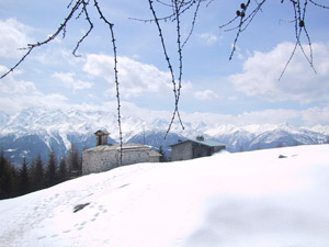 Veduta invernale attorno al rifugio