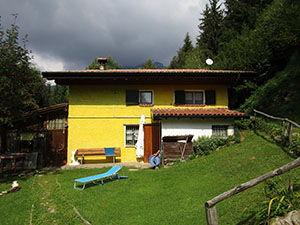 Veduta laterale del Rifugio Amici Miei