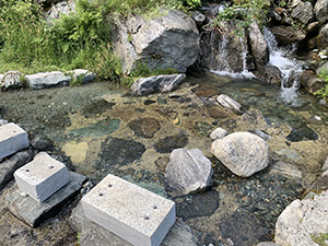Attraversamento di un torrente su blocchi di pietra