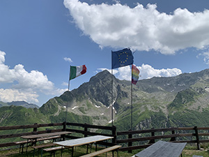 Bandiere davanti al rifugio