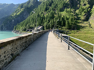 Il camminamento sopra alla diga