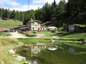 Il rifugio si riflette nel laghetto