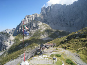 Zona edifici delle miniere e parete nord della Presolana