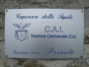 La targa sul rifugio