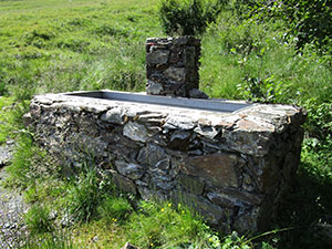 La fontana vicino alla strada, sotto al rifugio