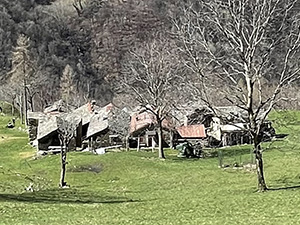 Gruppo di vecchie case strette tra loro