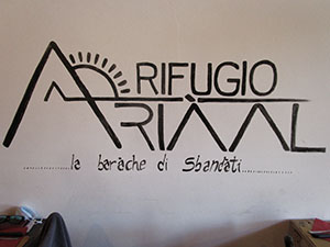 Il logo dipinto sul muro