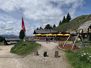 Arriviamo al Rifugio Arnika