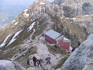 Il rifugio visto dalla vetta del Resegone