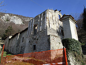 Passiamo accanto a questa vecchia cascina