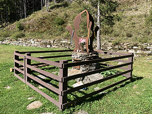 Area sosta con monumento in ricordo di tre giovani scout perite