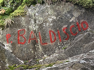Scritta che indica il Passo Baldiscio