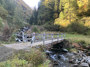Il ponte, alla fine della sterrata, con il quale attraversiamo il torrente