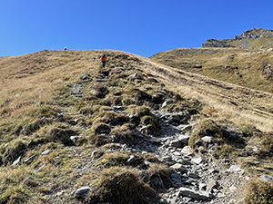 Dopo Borghetto su tracce di sentiero tra l'erba