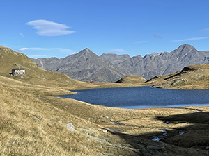 Il Lago Grande di Baldiscio. Sullo sfondo si distinguono il Pizzo Groppera e il Pizzo Stella