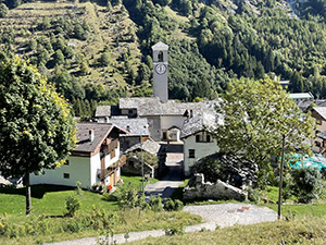 Veduta sul campanile e le case di Isola