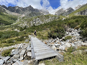 Una delle passerelle per attraversare un corso d'acqua