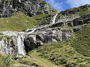 Due salti dalla Cascata della Flua
