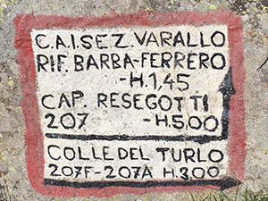 Segnavia dipinto su di un masso