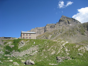 Il Rifugio Barbellino e il Pizzo Strinato