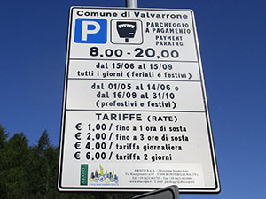 Il parcheggio a pagamento sotto al Rifugio Roccoli Lorla