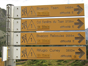 Segnavia accanto al rifugio