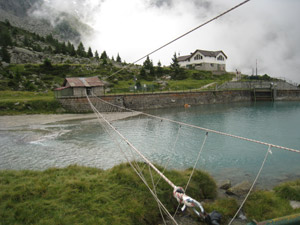 Il ponte tibetano sopra al laghetto