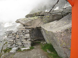 Postazione militare accanto al bivacco
