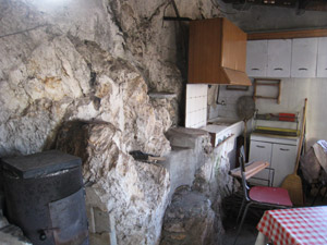 Interno del bivacco: la cucina